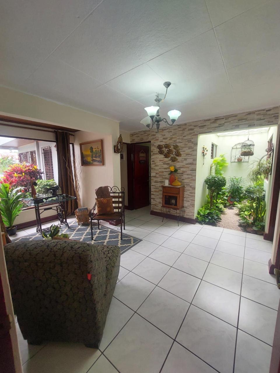 Casa en Tibás en venta, una planta, hermosos acabados, SCA-67