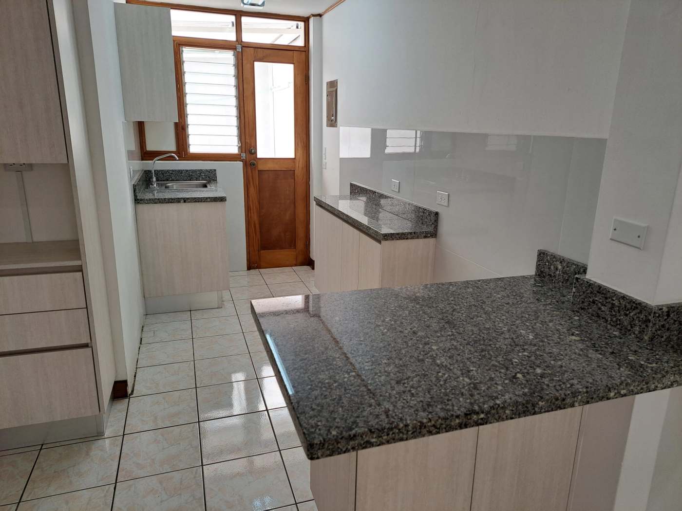 Apartamento en Uruca en Alquiler, primera planta, control de ingreso, patio SA-73 — imagen 4